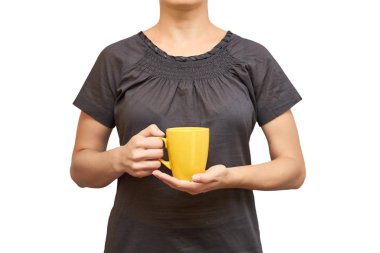 Kız bardağı götürüyor. Beyaz arka plan üzerinde izole