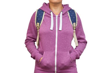 Kız onun omuzlarında bir sırt çantası ile. Beyaz arka plan üzerinde izole