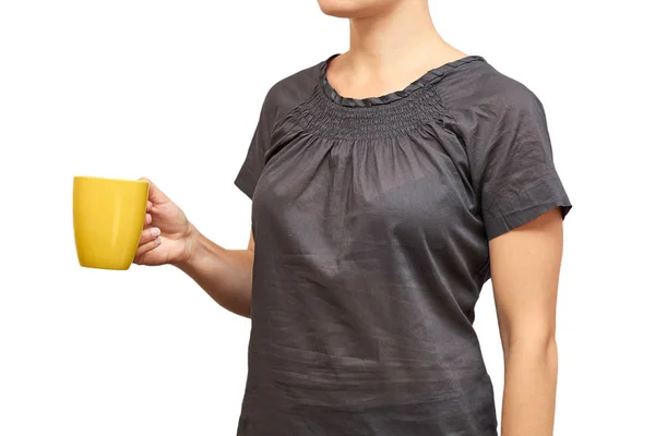 Flickan håller en kopp. isolerad på vit bakgrund — Stockfoto
