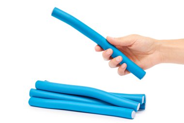 Beyaz arka plan üzerinde renkli saç curlers göl kenarında