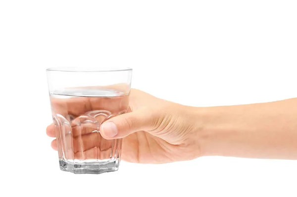 Cam bardak tutan el. Beyaz arka plan üzerinde izole