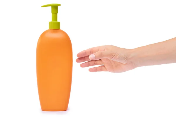 Mano bottiglia di shampoo tenuta isolata su sfondo bianco — Foto Stock