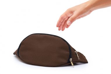 Bel çantası elinde izole üzerinde beyaz arka plan