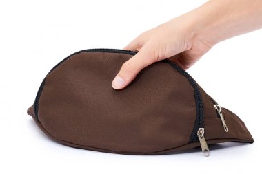 Bel çantası elinde izole üzerinde beyaz arka plan