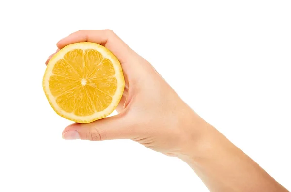 Mão feminina segurando limão. Isolado sobre fundo branco — Fotografia de Stock