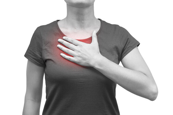 У девушки боль в груди. Изолированный на белом фоне
