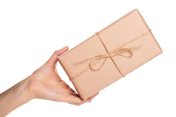 Екологічна подарункова коробка з крафт-паперу в руці ізольована на білому тлі — стокове фото