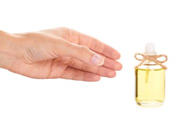 Eko aroma petrol şişe beyaz arka plan üzerinde izole elinde