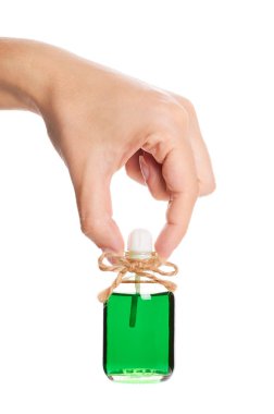 Eko aroma petrol şişe beyaz arka plan üzerinde izole elinde