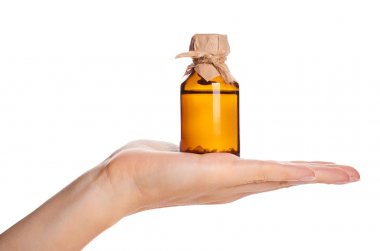 Beyaz arka plan üzerinde izole elinde tentür ile şişe