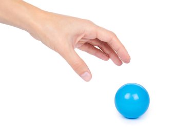 pinpon topu elinde beyaz arka plan üzerinde izole