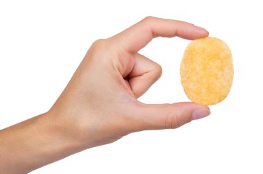 Beyaz arka plan üzerinde izole elinde patates cipsi