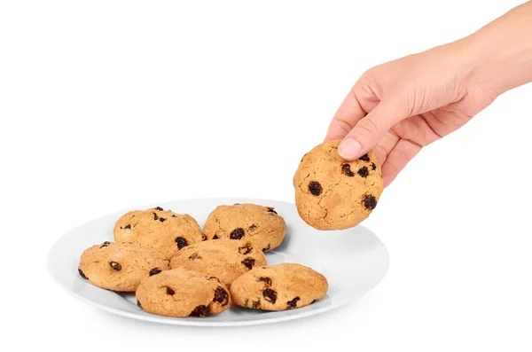 Pile de biscuits aux pépites de chocolat sur un plat isolé à la main sur fond blanc — Photo