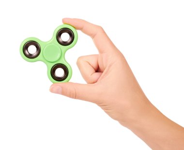 Beyaz arka plan üzerinde izole elinde yeşil topluca spinner