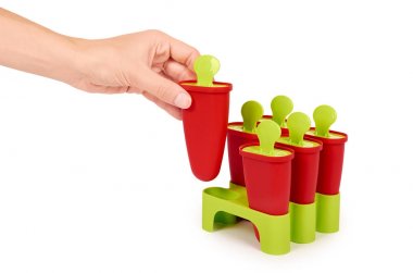 Dondurma el izole üzerinde beyaz arka plan kalıp