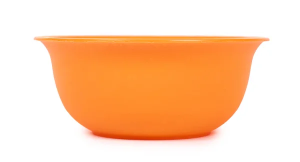 Помаранчева кольорова пластикова миска ізольована на білому фоні — стокове фото