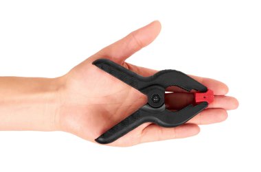 Siyah plastik kelepçe el izole üzerinde beyaz arka plan
