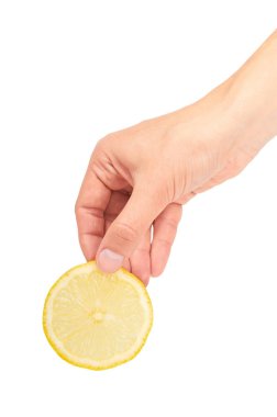 Vitamini sarı limon elinde. Beyaz arka plan üzerinde izole