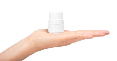 hapları ile şişe tutan el. Beyaz arka plan üzerinde izole