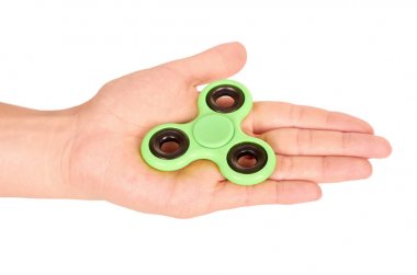 Beyaz arka plan üzerinde izole elinde yeşil topluca spinner