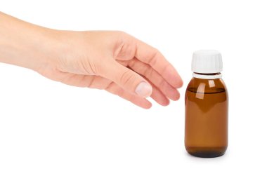 Şurubu karışımı cam şişe elinde. Beyaz arka plan üzerinde izole