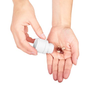 hapları ile şişe tutan el. Beyaz arka plan üzerinde izole
