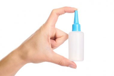 Beyaz bir arka plan üzerinde izole el kapta beyaz tutkal