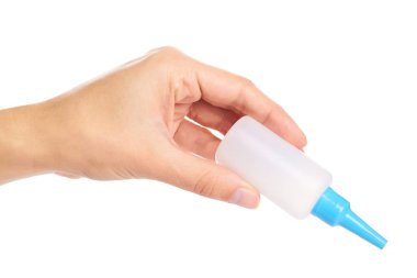 Beyaz bir arka plan üzerinde izole el kapta beyaz tutkal