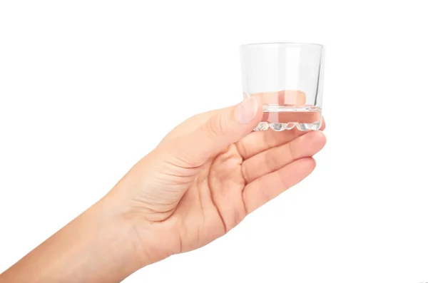 女性手透明なガラスのカップ。白い背景に分離 — ストック写真