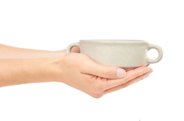 Kvinnliga handen håller keramikskål för soppa. Isolerad på vit bakgrund — Stockfoto