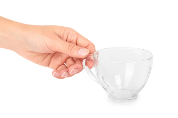 Γυναικείο χέρι που κρατά το διαφανές γυαλί Κύπελλο. Απομονωμένα σε λευκό φόντο — Φωτογραφία Αρχείου