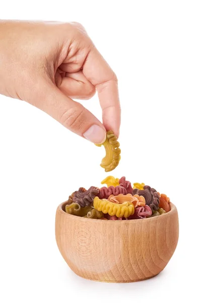 Suchy makaron włoski w ręku na białym tle — Zdjęcie stockowe