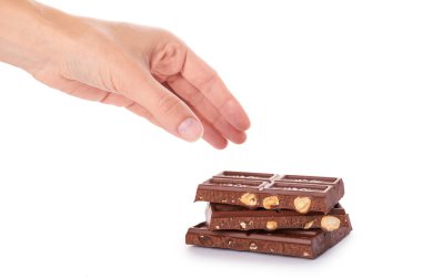 Beyaz arka plan üzerinde izole elinde Fındıklı çikolata