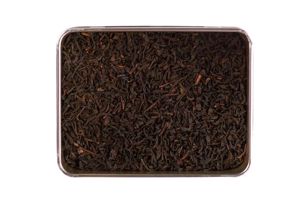 Hojas secas de té negro en caja aislada sobre fondo blanco — Foto de Stock