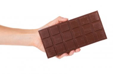 Beyaz arka plan üzerinde izole elinde Fındıklı çikolata