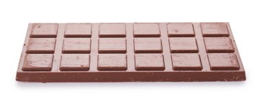 Beyaz arka planda fındıklı çikolata