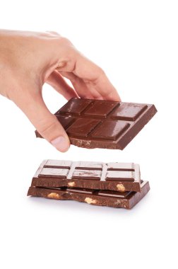 Beyaz arka plan üzerinde izole elinde Fındıklı çikolata