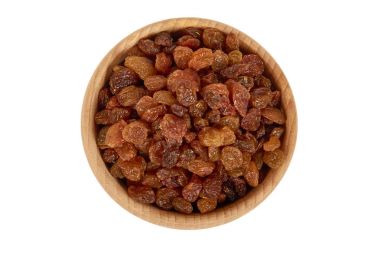 el ahşap kase beyaz arka plan üzerinde sağlıklı tatlı snack izole lezzetli ve sağlıklı kuru üzüm