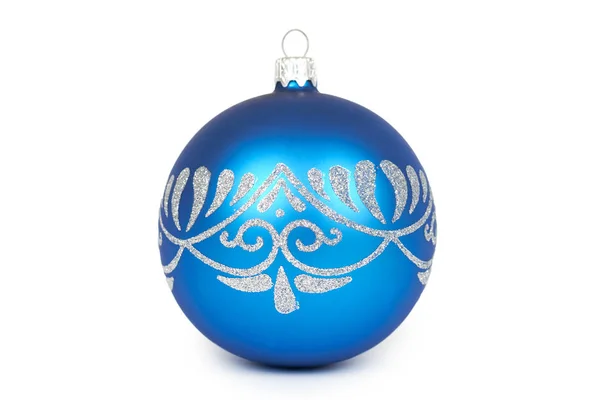 Noel dekorasyon, beyaz arka plan üzerinde izole mavi cam top. Yeni yıl nesne — Stok fotoğraf