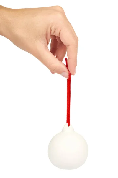 Decoración de Navidad, bola blanca de cerámica de vidrio en mano aislada sobre fondo blanco. Objeto de Año Nuevo —  Fotos de Stock