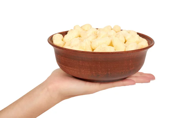 Palitos de milho leves e deliciosos na mão isolados em fundo branco, lanche doce saudável — Fotografia de Stock