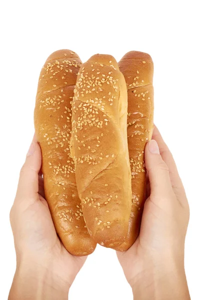 Pão de baguete leve e delicioso na mão isolado em fundo branco, comida caseira com gergelim — Fotografia de Stock