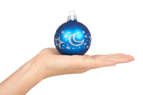 Decorazione natalizia, sfera di vetro blu in mano isolata su sfondo bianco. Oggetto nuovo anno — Foto Stock