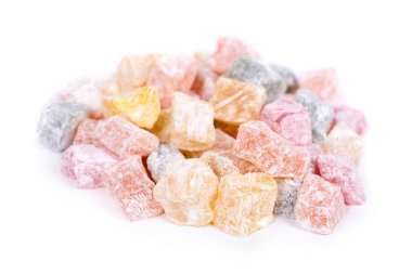 Beyaz arka plan üzerinde izole Türk lokumu tatlılar.