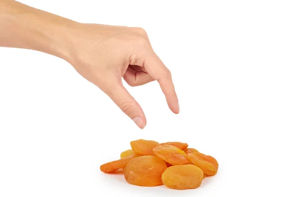 Lekker en gezond gedroogde abrikozen in hand geïsoleerd op een witte achtergrond, gezonde zoete snack — Stockfoto