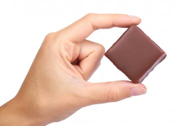 gurme çikolata beyaz arka plan üzerinde ev yapımı tatlılar, sağlıksız yiyecek izole elinde