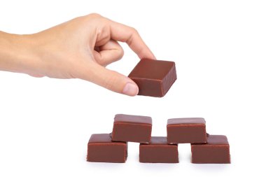 gurme çikolata beyaz arka plan üzerinde ev yapımı tatlılar, sağlıksız yiyecek izole elinde