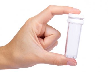 Beyaz arka plan üzerinde şeffaf konteyner izole elinde boş plastik tıbbi ilaç steril ampul şişe