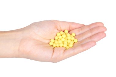 Beyaz arka plan üzerinde izole elinde tıp vitaminler