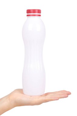 yoğurt ile kırmızı bir şişe kap üzerinde el izole beyaz arka plan, sağlıklı yaşam, süt için plastik konteyner